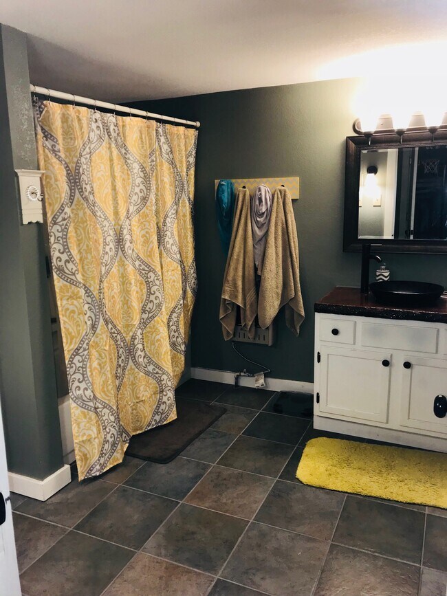 Bathroom - 901 S Barbee St