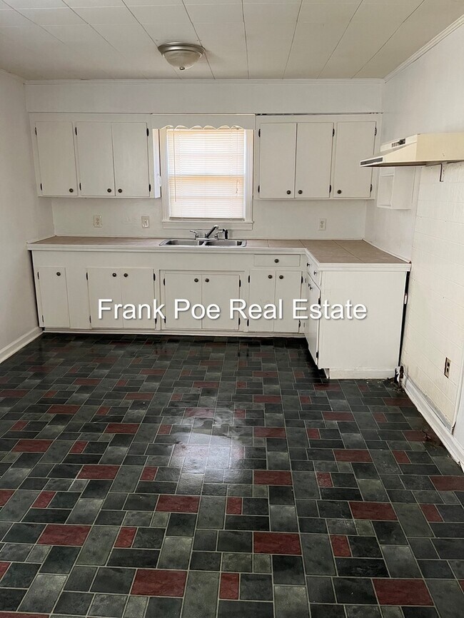 Foto del edificio - 104 Lakeland Ave