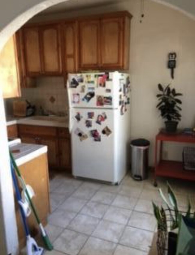 Building Photo - 1112 N Kingsley Dr