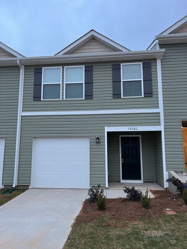 Foto principal - Brand new Townhome in Newton
