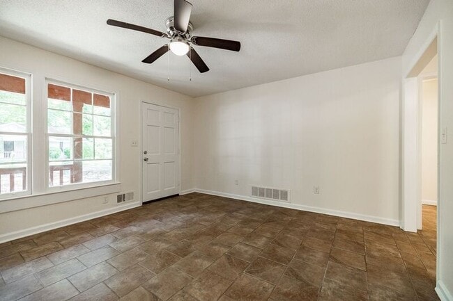 Building Photo - 170 Garnett Ridge Dr