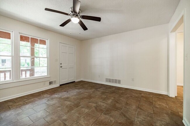 Foto del edificio - 170 Garnett Ridge Dr