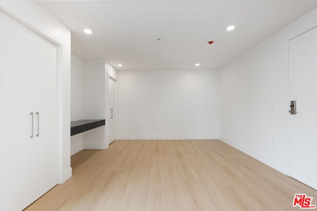 Foto del edificio - 8561 Belmont St