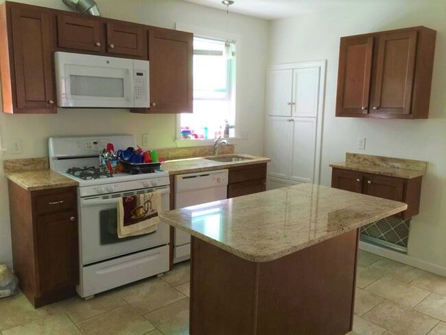 Building Photo - Providence/Smith Hill – Two bed First Floo...