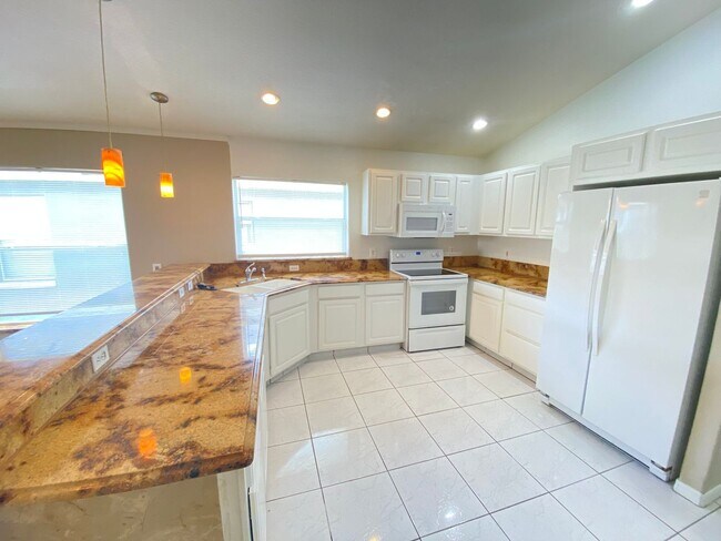 Foto del edificio - Beautiful Spacious 4 Bedrooms 2 Bathrooms ...
