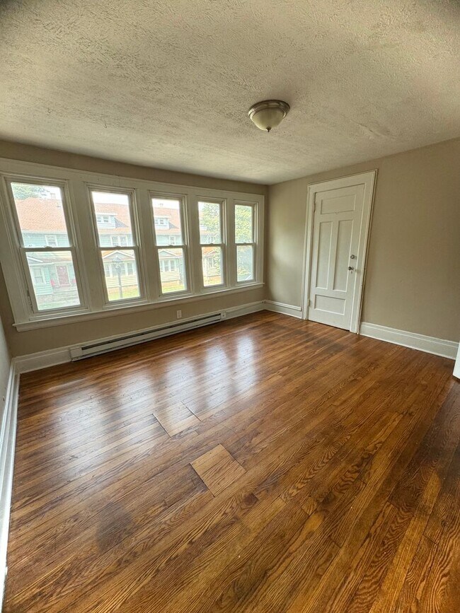 Building Photo - 5 Bedroom/2 Full Bath Single Family House ...