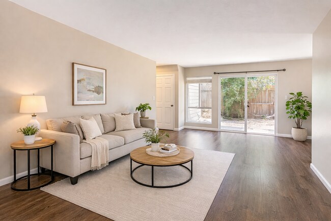 Foto del edificio - 7 Bed 3 Bath House on Tipton- Great for Big Groups!!