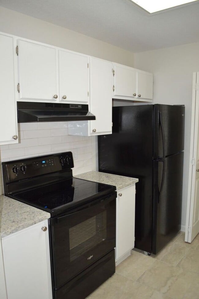 Building Photo - Beautiful 2 bed 2 bath with new flooring a...
