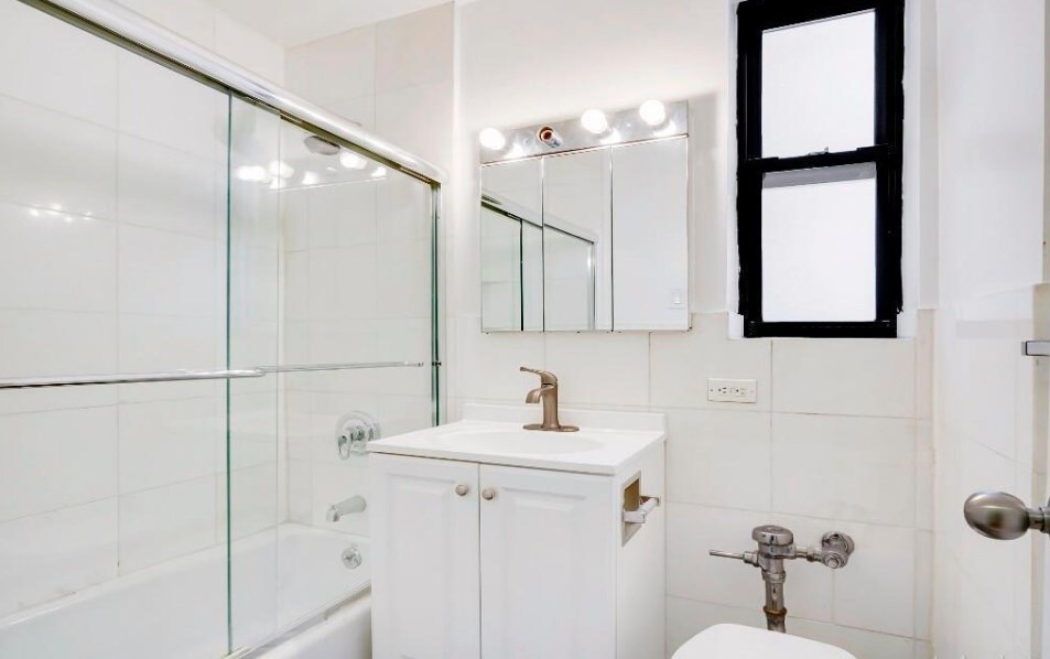 Foto principal - 237 W 46th St