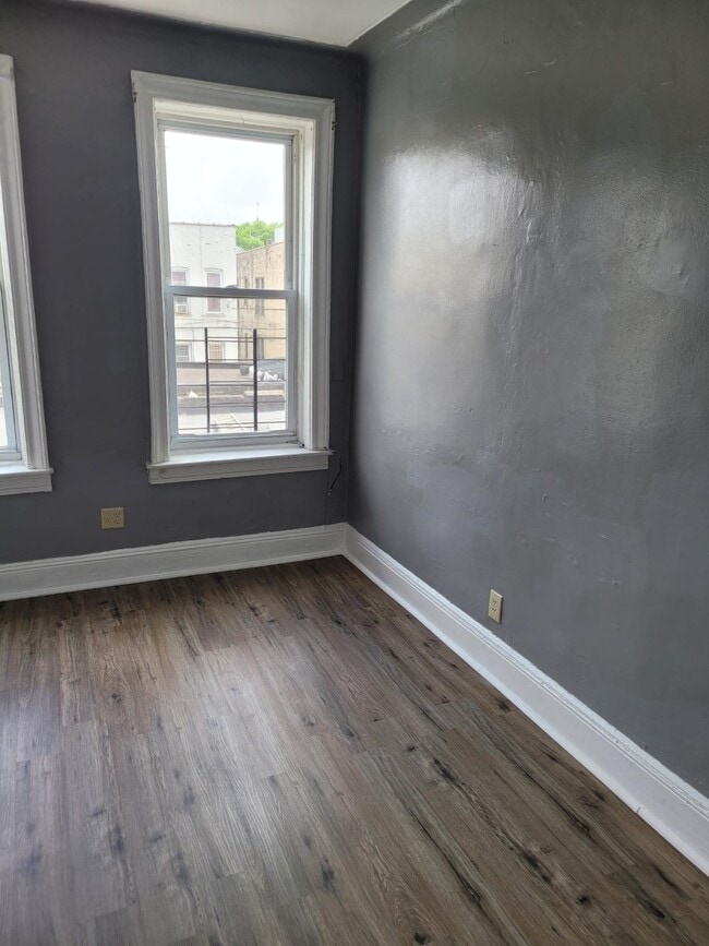 Building Photo - 151 E 95th St