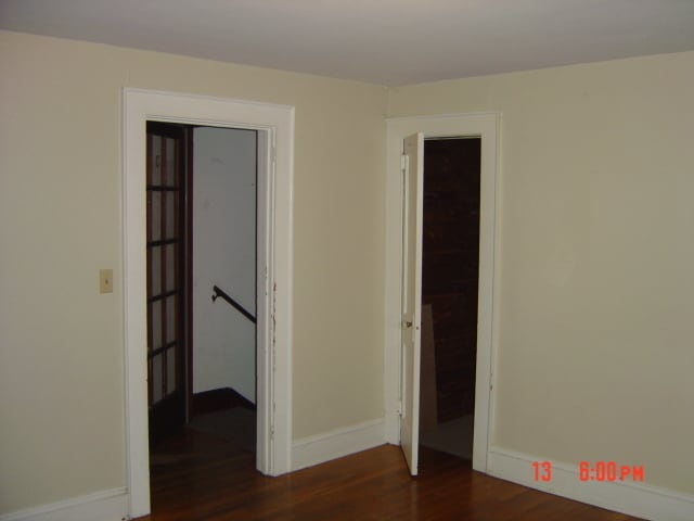 Building Photo - 2 BR, 2nd floor apartment w/ water, lawn service included near UNCG/Glenwood