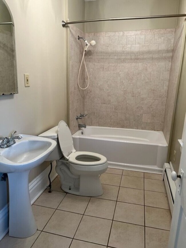 Foto del edificio - Beautiful 4 Bedroom 2 Bath House now Avail...