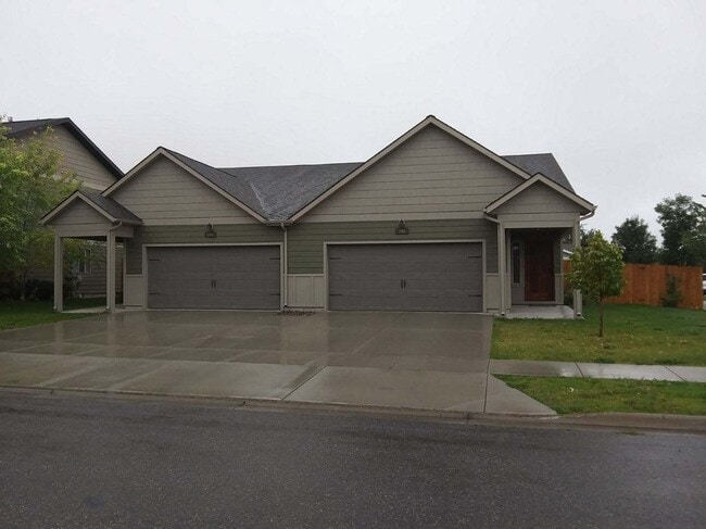 Building Photo - 895 Longbow Ln