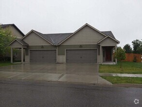 Building Photo - 895 Longbow Ln