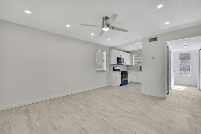 Building Photo - 10931 W Tidewater Cir