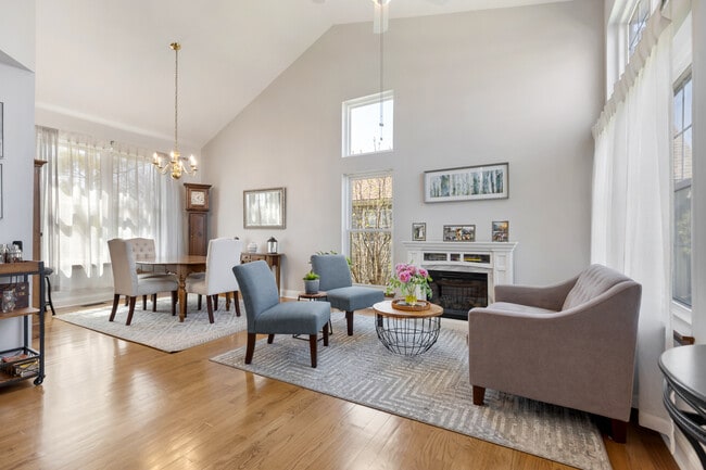 Foto del edificio - 526 Normandy Ln