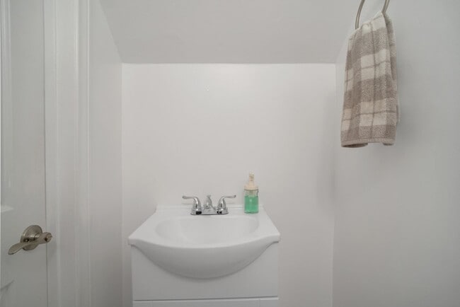 Building Photo - Remodeled Townhome in Sherman Oaks!