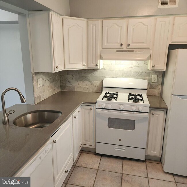 Foto del edificio - 703 A Sedgefield Dr-703