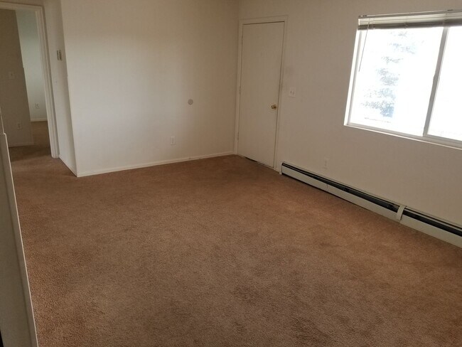 Building Photo - Cozy Fourplex for Rent on University Drive