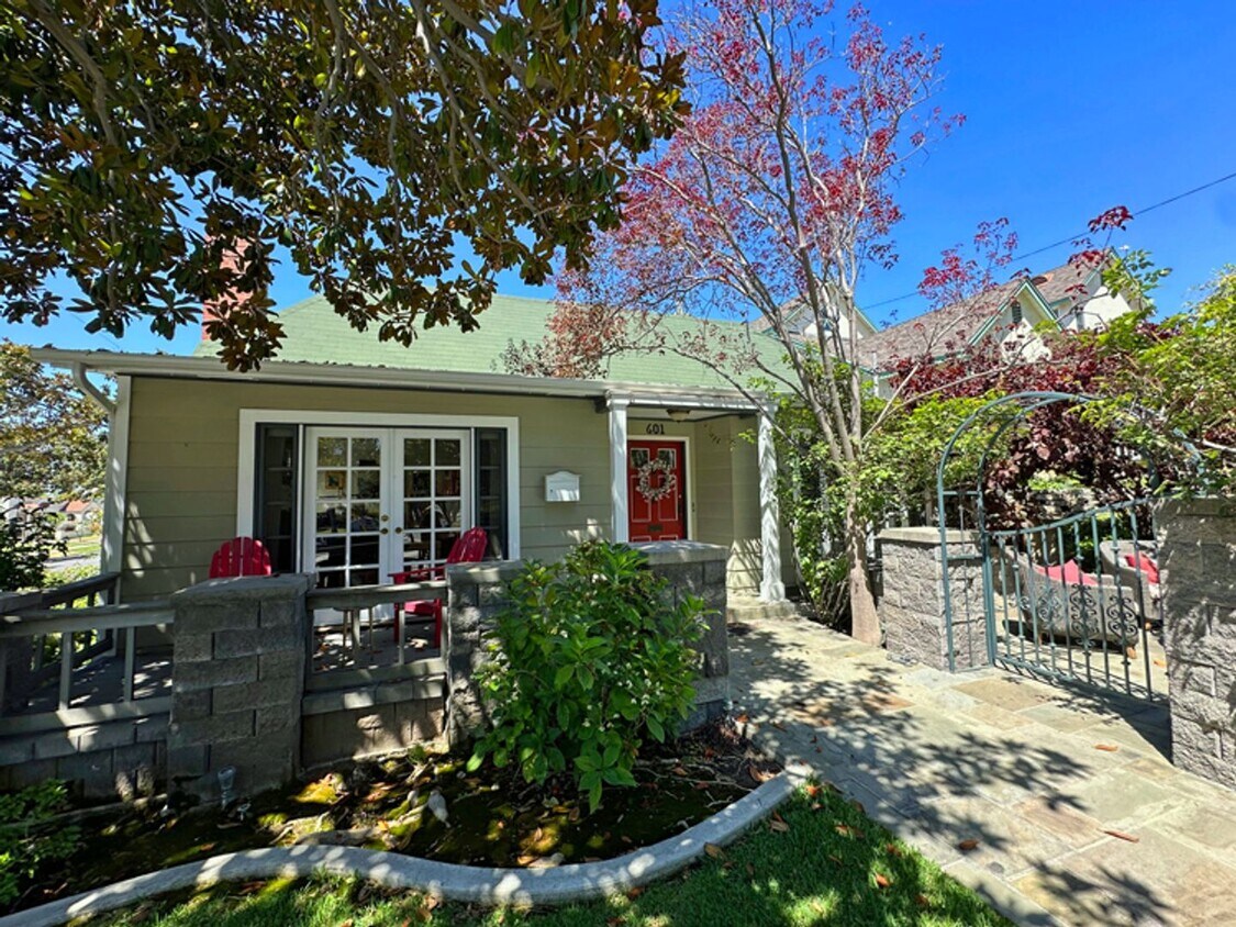 Primary Photo - Vintage 3Bed/2Bath Charmer in Historic Dow...