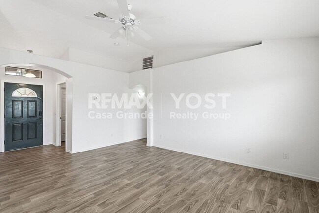 Foto del edificio - Bright, Open Floor Plan with Low-Maintenance Yard in Arizona City!