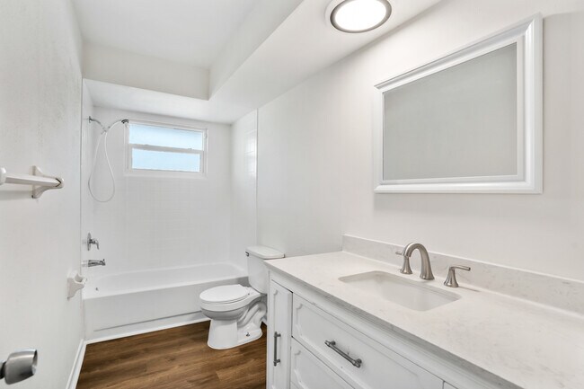 Building Photo - 3405 Sherwood Dr