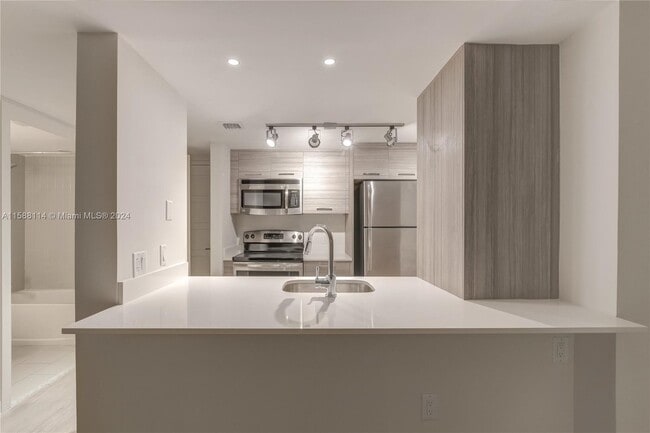 Building Photo - 1756 N Bayshore Drive Unit 10F