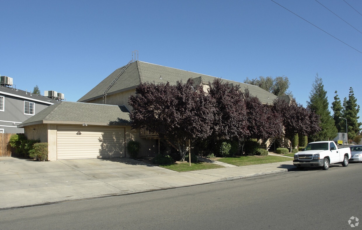 Primary Photo - 1550 W Swift Ave