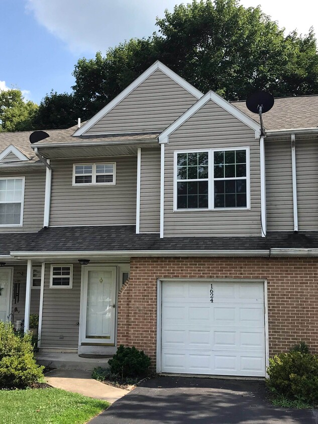 Primary Photo - 1624 Macintosh Way