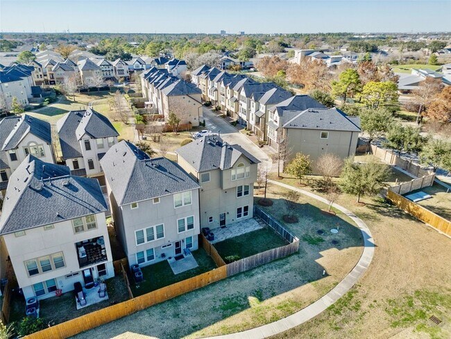 Foto del edificio - 10218 Spring Shadows Park Cir