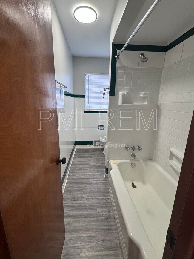 Foto del edificio - 2020 W Market St