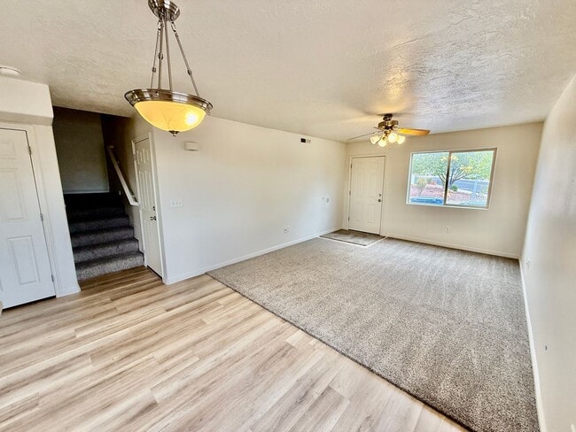 Building Photo - 3 Bedroom Townhome