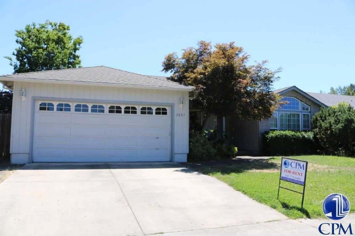 Primary Photo - 3 Bedroom 2 Bath Single Family Home with 2...