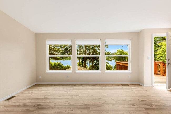 Building Photo - 3930 E Lake Sammamish Pkwy NE