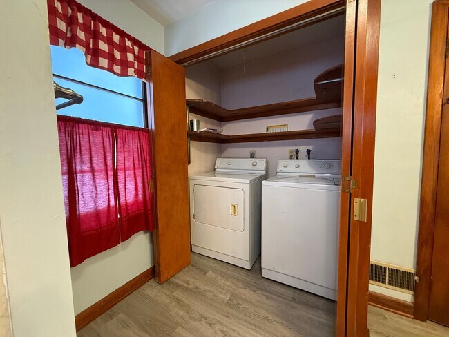 Foto del edificio - Single Family Home with Two Car Garage