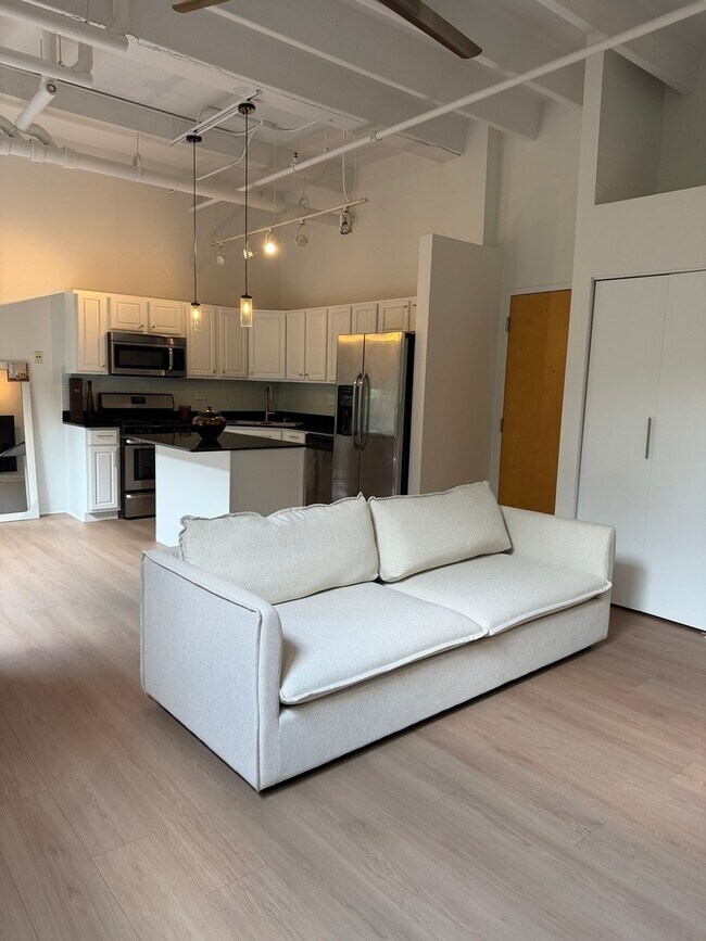 Foto del edificio - 1740 N Maplewood Ave