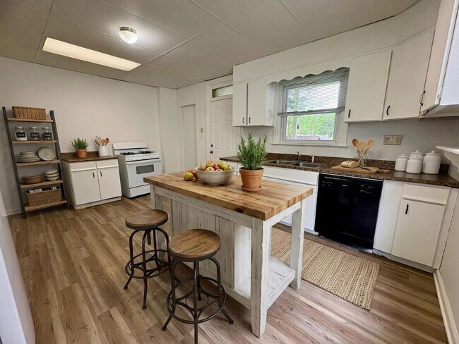 Building Photo - 3 Bedroom 1.5 Bathroom in Highspire!