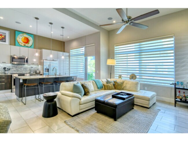Building Photo - Contemporary Townhome located in Downtown ...