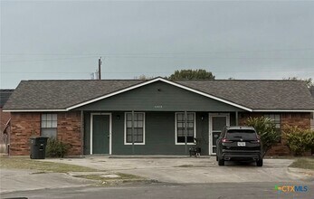 Building Photo - 4800 Cedarhill Cir