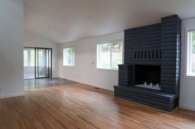 Foto del edificio - Spacious 4 Bed / 3 Bath Near Downtown with Two Master Bedrooms!
