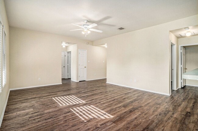 Building Photo - Welcome to this charming 3-bedroom, 2-bath...