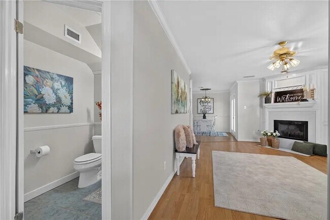 Foto del edificio - 4022 Wood River Dr