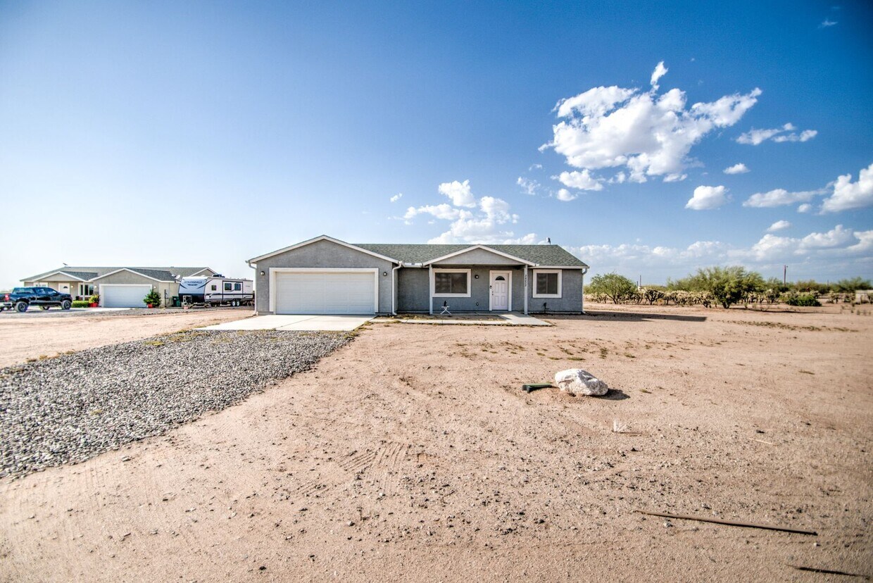 Primary Photo - Large 1 + Acre Lot with 3 bedroom home in ...