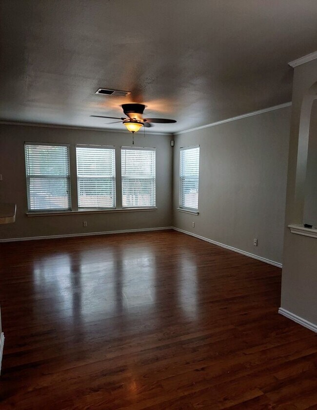Foto del edificio - Charming two-story home in the Bluffs at W...