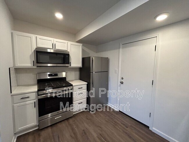 Building Photo - 6437 Brookside Blvd