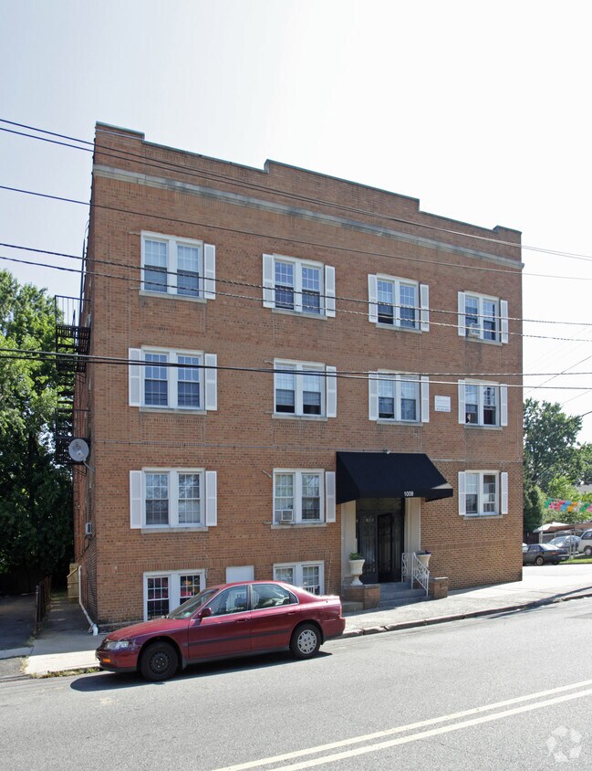Primary Photo - 1009 Chancellor Ave