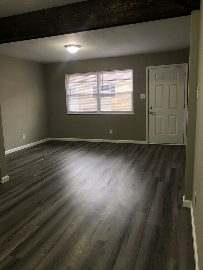 Foto del edificio - Beautifully Renovated Two Bedroom Apartmen...