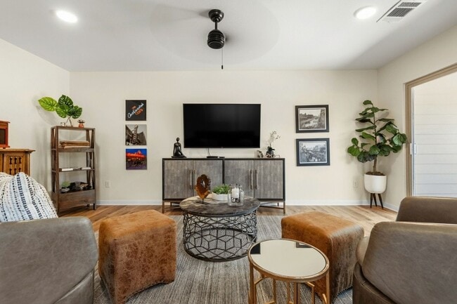 Foto del edificio - FULLY FURNISHED Townhome in Bobcat Village!