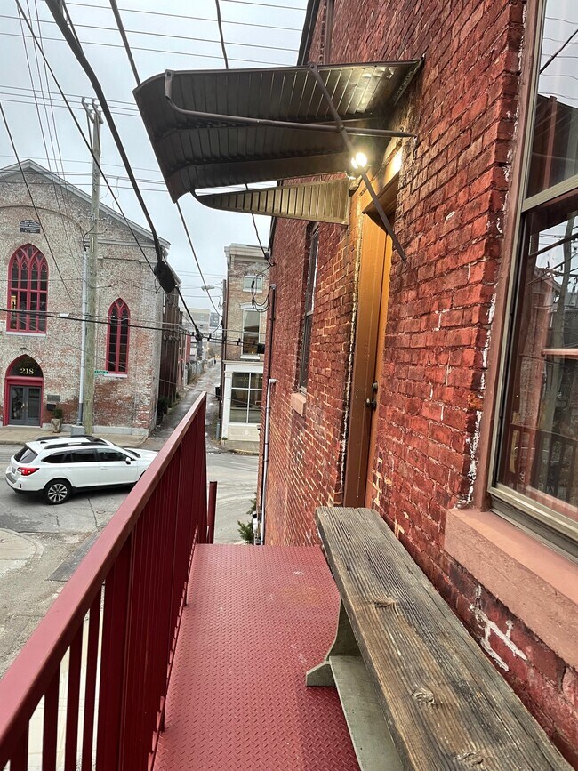 entry - 217 S Clay St