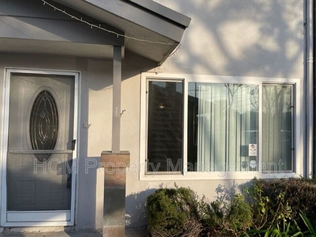 Building Photo - 2835 E 5th St